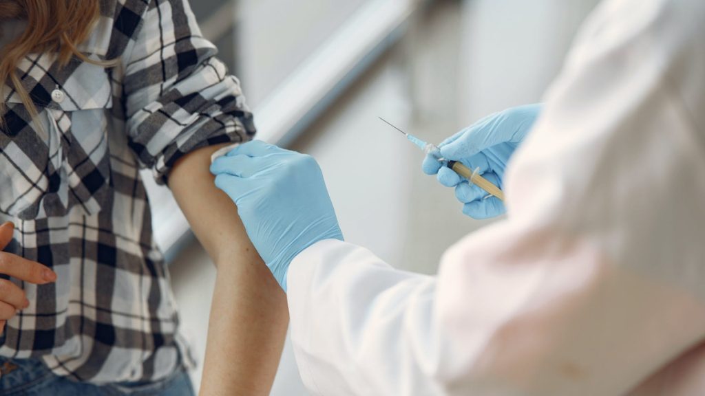 Свыше 40% американцев против вакцинации от коронавируса – опрос