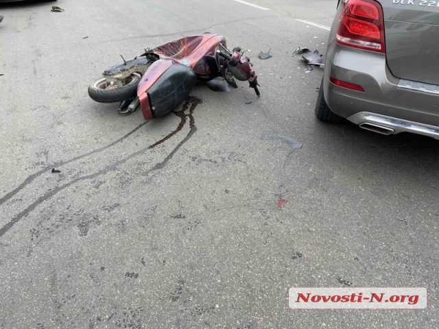 В Николаеве девушка-водитель в Mercedes-Benz сбила мопедиста