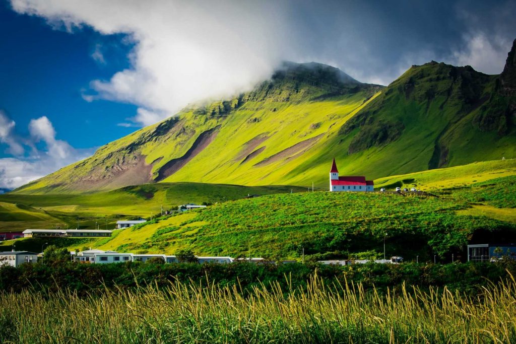 Исландия открывает границы для привитых иностранцев