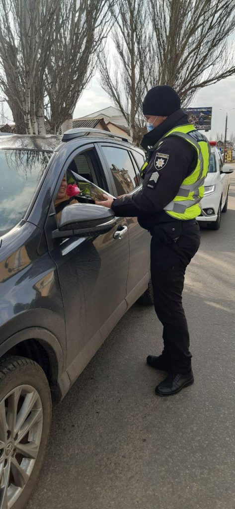 Запорожские полицейские вооружились цветами