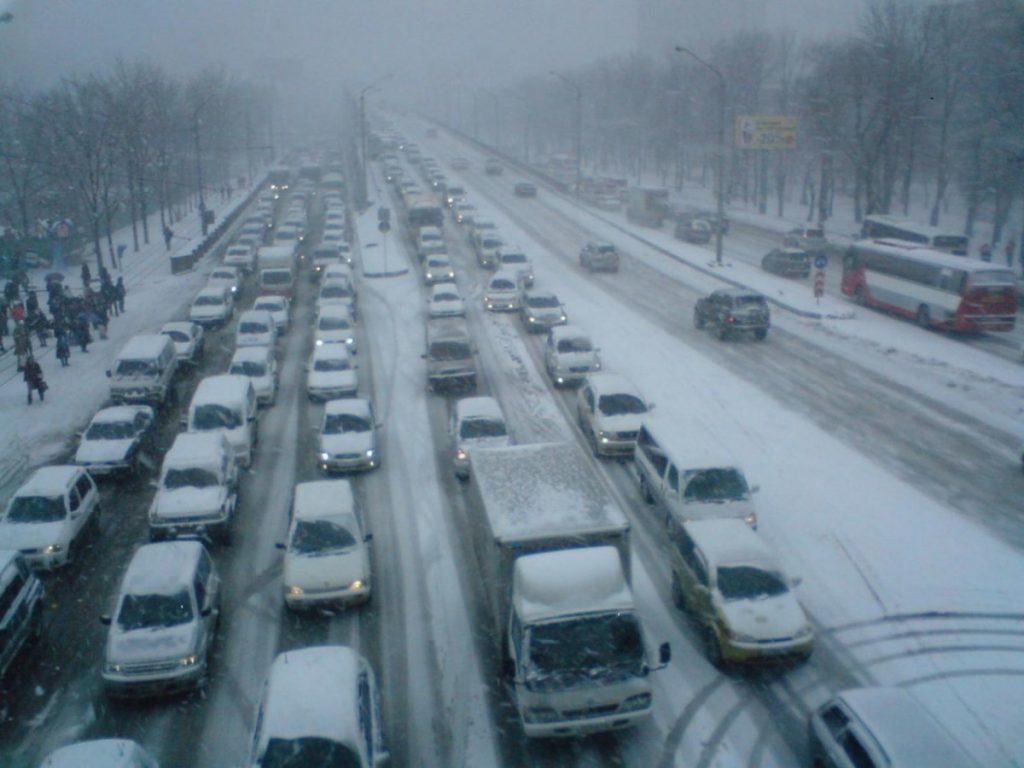 В Киеве из-за снегопада начались проблемы на дорогах