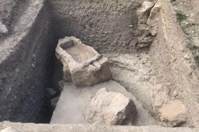 В Турции обнаружили древний саркофаг из мрамора