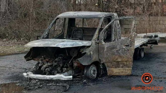 В Днепре сгорел эвакуатор Mercedes Sprinter