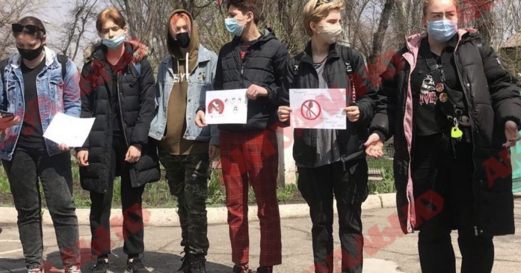 Друзья школьницы, совершившей суицид в Запорожье, вышли на протест