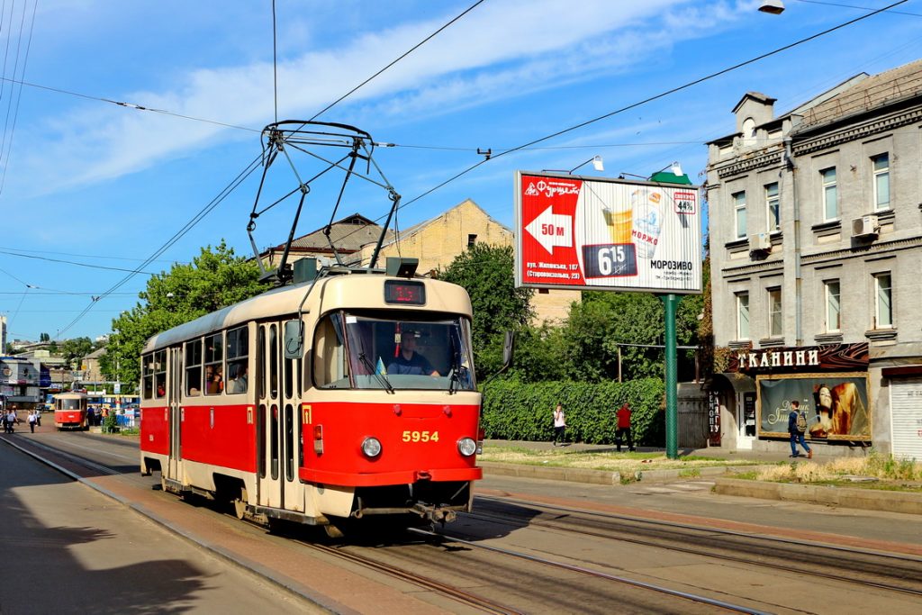 В Киеве Skoda протаранил трамвай