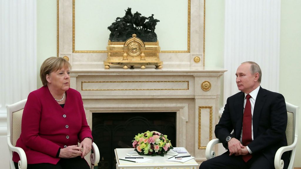 Путин обсудил с Меркель ситуацию на Донбассе