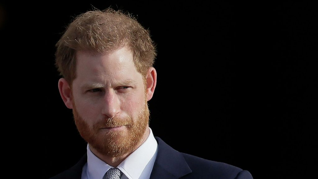 Принц Гарри намерен добиться извинений от королевской семьи