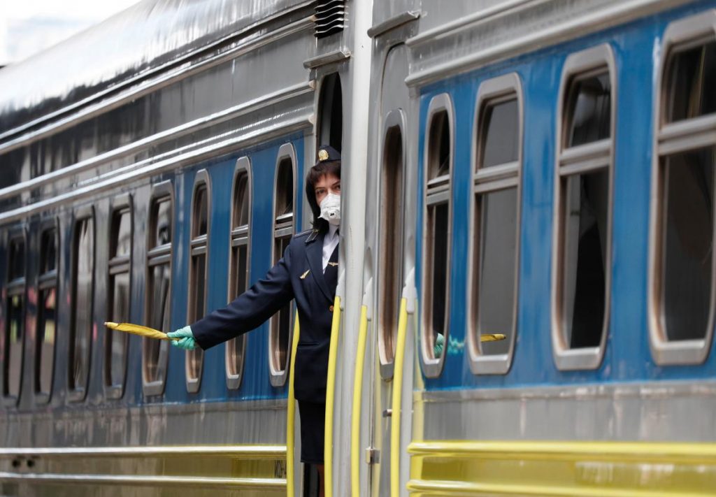 «УЗ» запускает дополнительные поезда на майские праздники