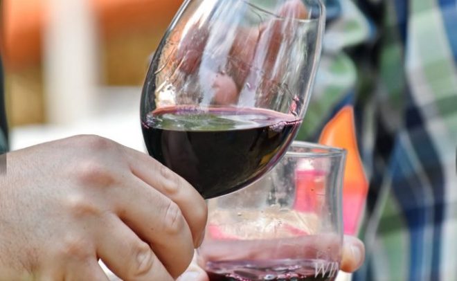 Медики опровергли пользу красного вина для здоровья организма