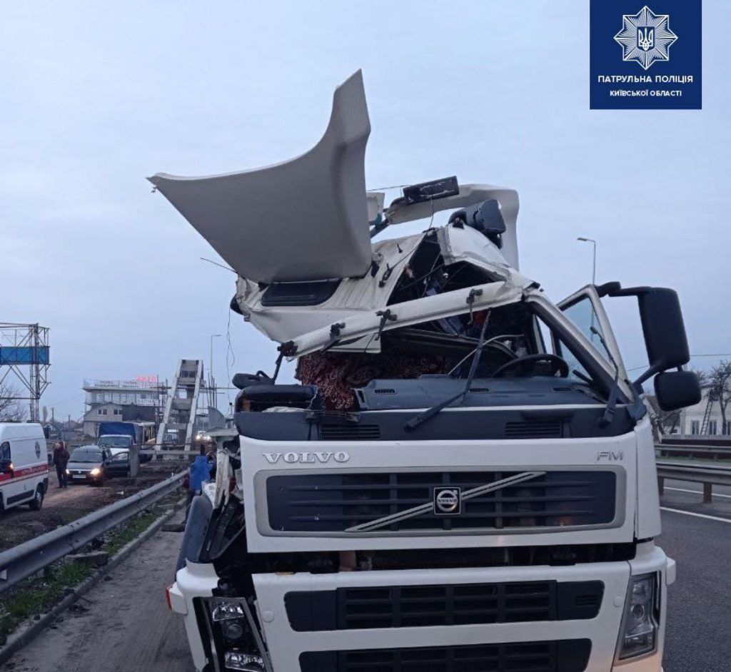 Под Киевом грузовик въехал в секцию моста: есть пострадавшие