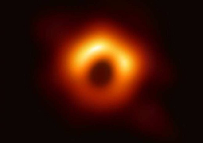 Астрономы обнаружили загадочное поведение черных дыр