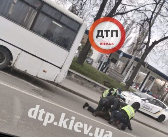 На Нивках в Киеве водителя маршрутки скрутили прямо на дороге