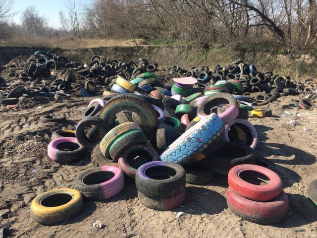В Киеве в жилом районе нашли свалку «утилизированных» шин