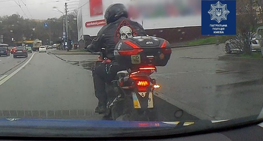 В Киеве мотоциклист натянул женские трусики на номер