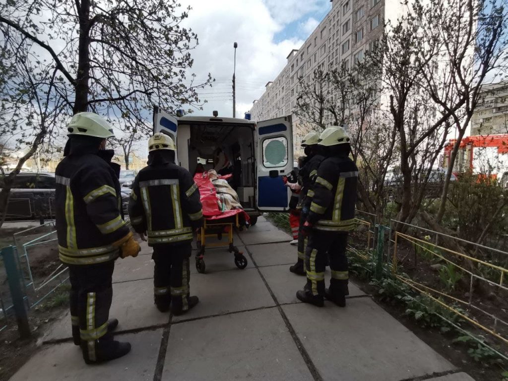 В Киеве спасатели помогли медикам эвакуировать пансионерку