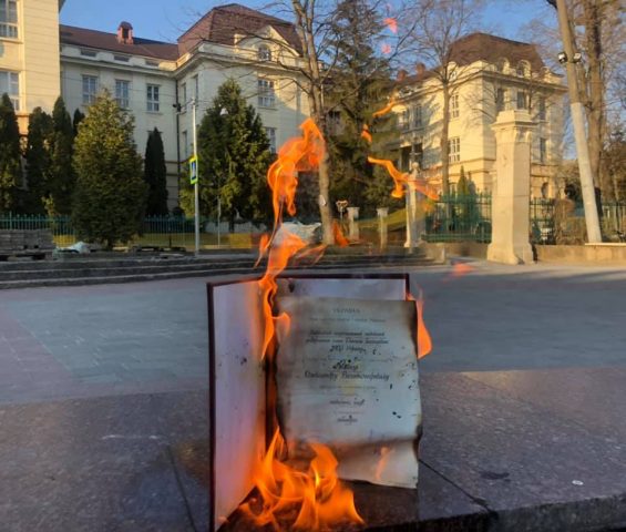 Ученый сжег свою диссертацию в протест против Ильи Кивы