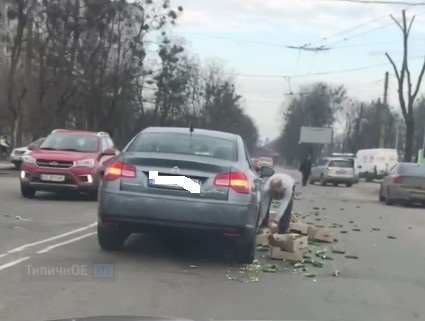 В Харькове дорогу усыпало огурцами