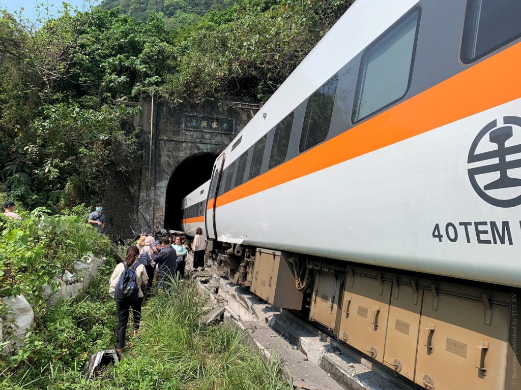  В Тайване поезд сошел с рельсов: есть погибшие и пострадавшие