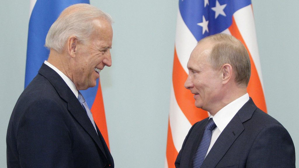 Эксперт рассказал, какие темы могут обсудить Путин и Байден