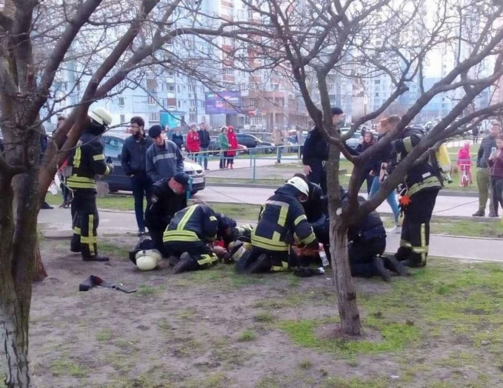На Троещине в Киеве пожарные реанимировали на улице двух детей