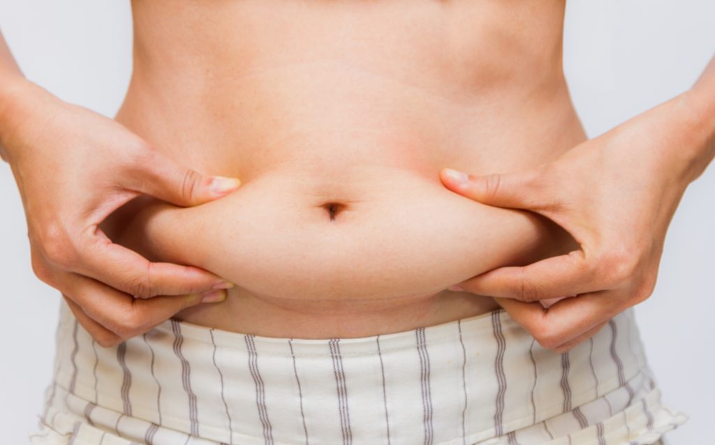 Медики рассказали, чем опасен жир на животе 