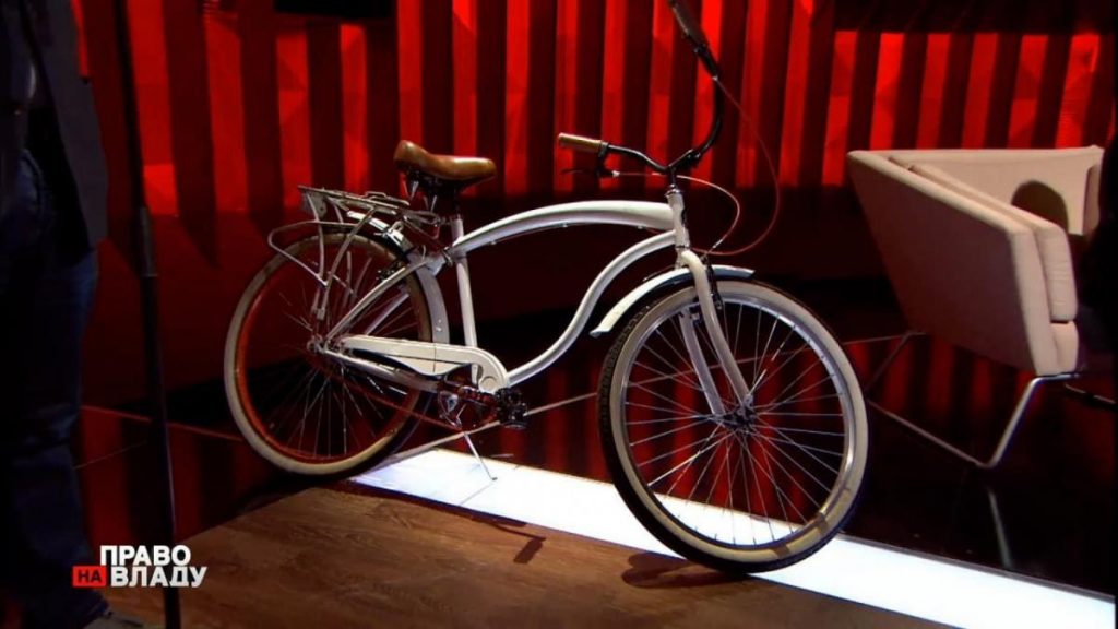 В эфир ток-шоу привезли велосипед из сериала «Слуга народа»
