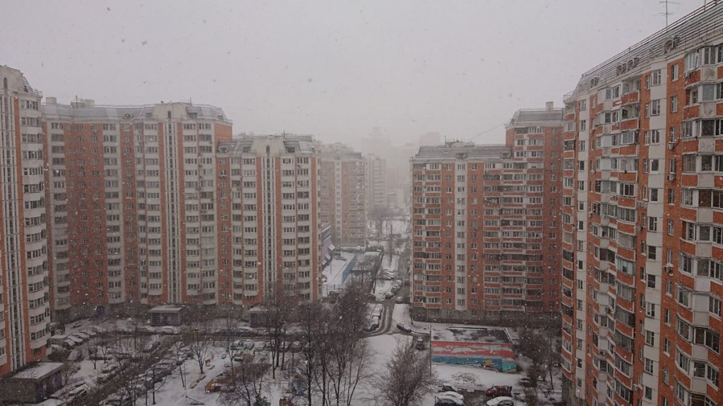 Столицу РФ накрыл снег с дождем