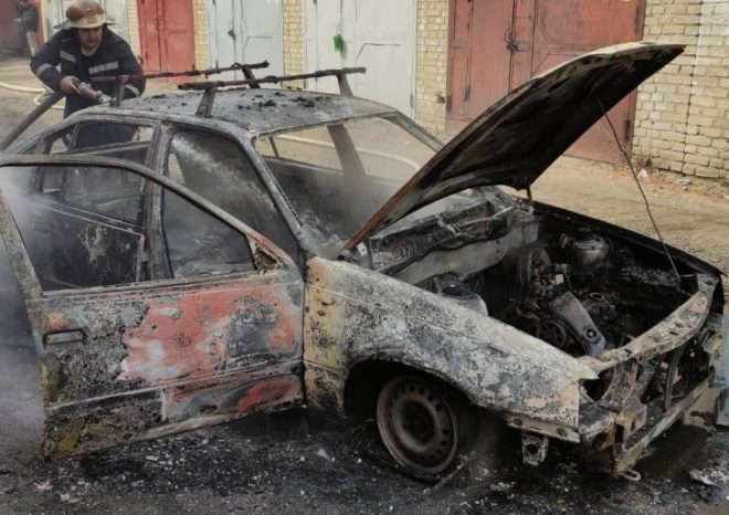 Возле гаража в Харькове сгорел Opel