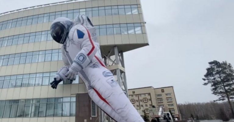 Курьез: В РФ надувной космонавт сдулся за 2 дня