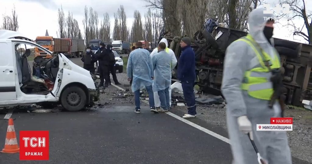 В Николаеве катафалк с 6 погибшими от COVID столкнулся с авто почты