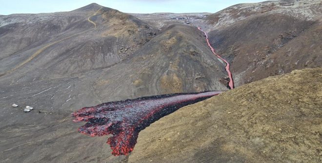 В Исландии возле извергающегося вулкана появились гигантские трещины