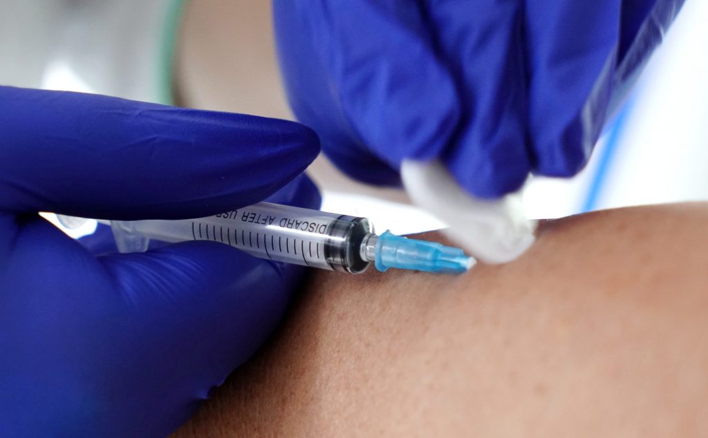 В Минздраве показали состав вакцин против коронавируса