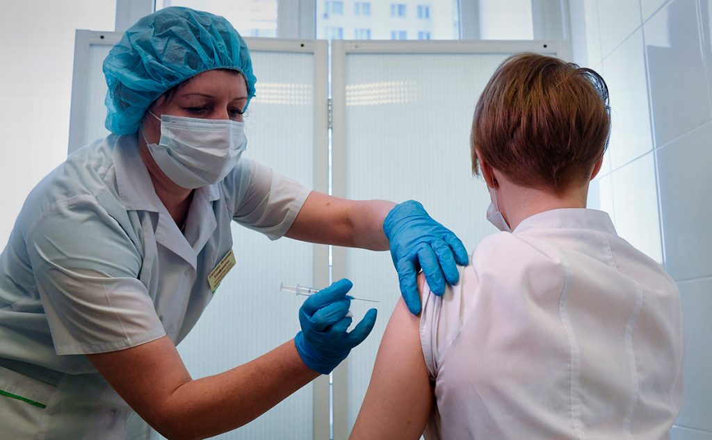 За сутки в Украине вакцинировались 15 042 человека