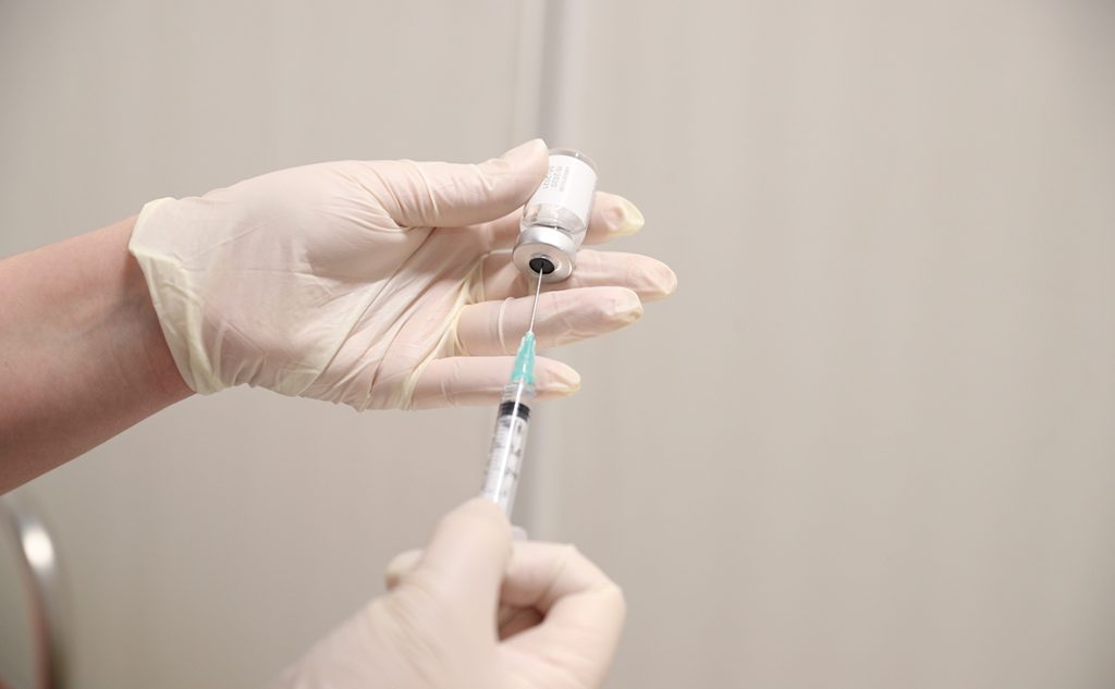 В Китае заявили о низкой эффективности своих вакцин от COVID