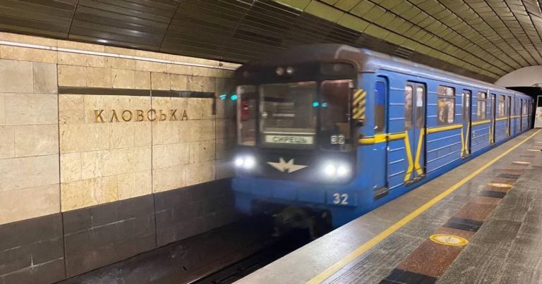 В Киеве увеличили интервал между поездами метро: вагоны заполнены