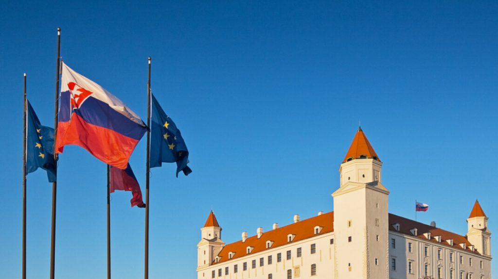 Словакия вышлет российских дипломатов из страны