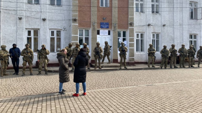 Шевченко заявил о фальсификации со стороны власти: Спецназовцы окружили здание ОИК