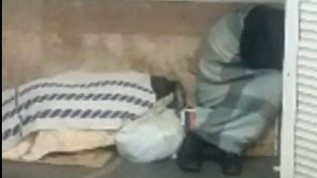 Киевляне ужаснулись, увидев спящих бездомных в метро