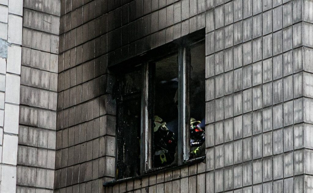 Киевлянка во время пожара спасла детей через окно