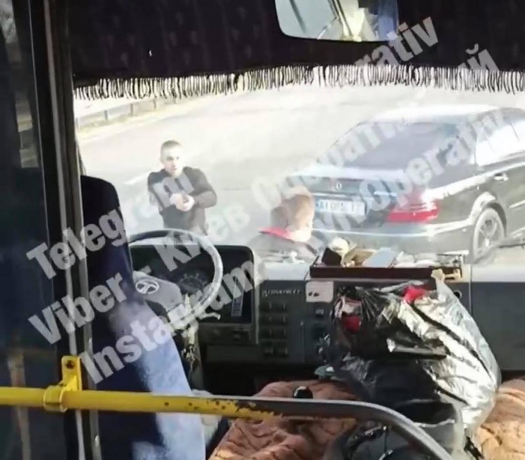 Под Киевом водитель Mercedes обстрелял маршрутку с людьми