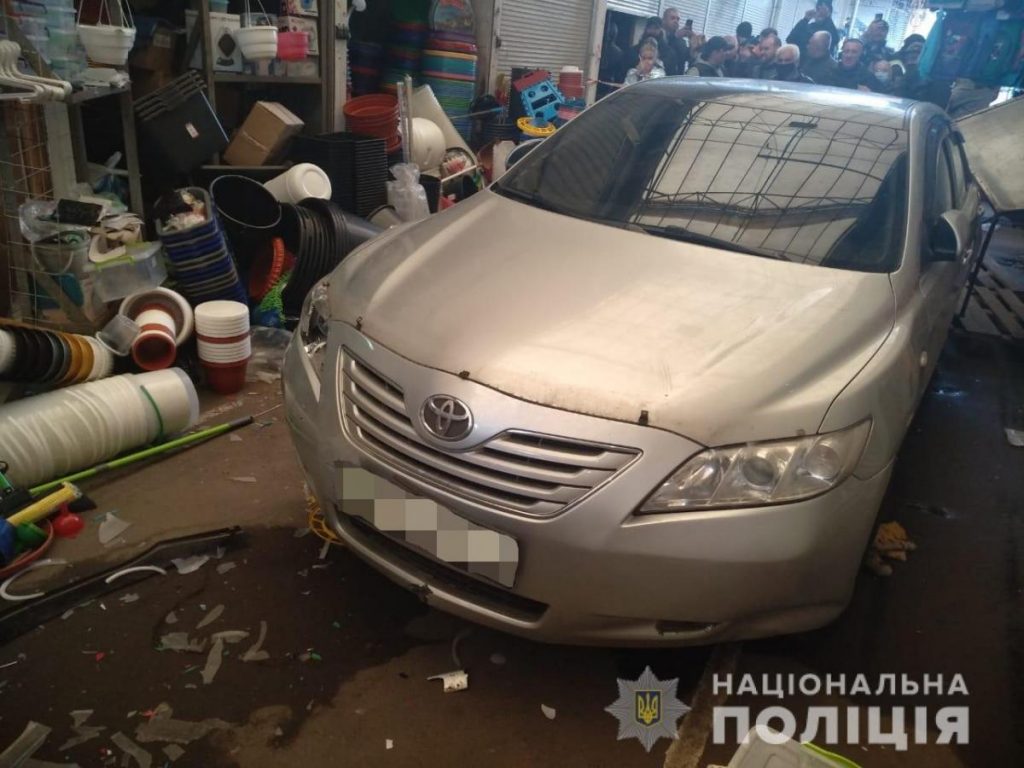 Водитель Toyota въехал в торговые ряды в Харькове