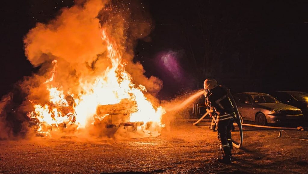 Ночью в Киеве на Оболони сгорело три автомобиля