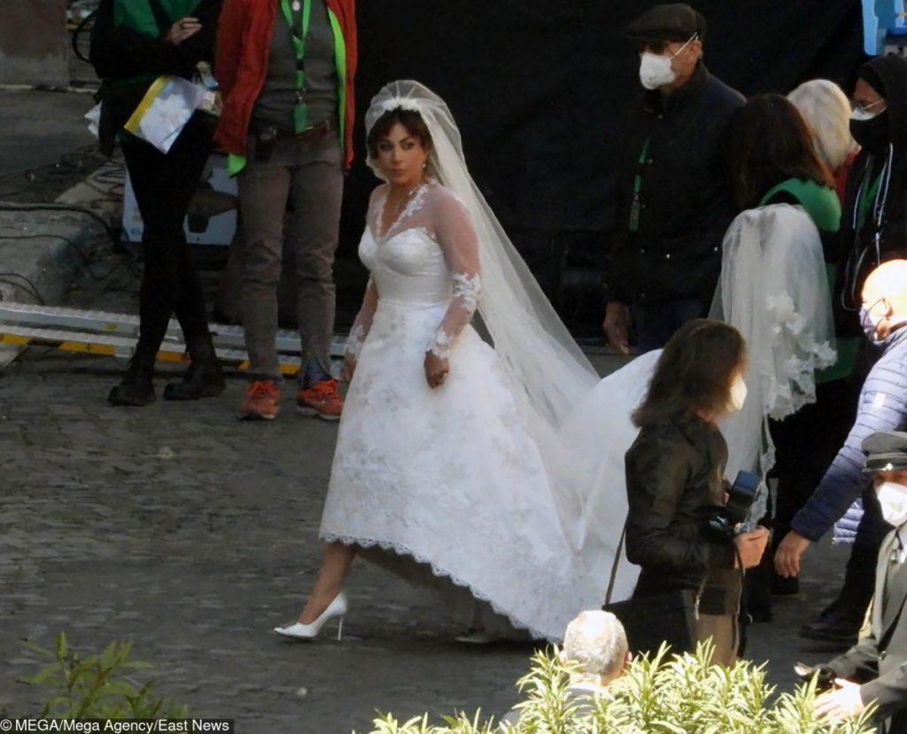 Папарацци застали Леди Гагу в свадебном платье