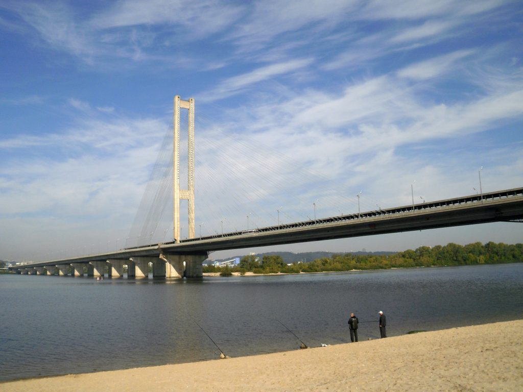 Возле Южного моста в Киеве нашли труп