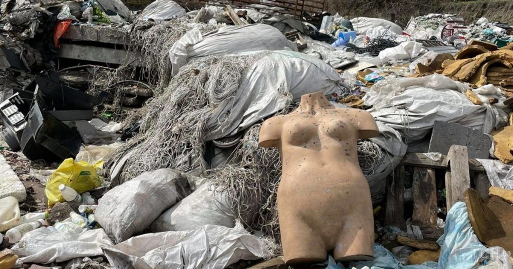С масштабной свалки под Киевом, где лежат трупы животных, начали убирать мусор