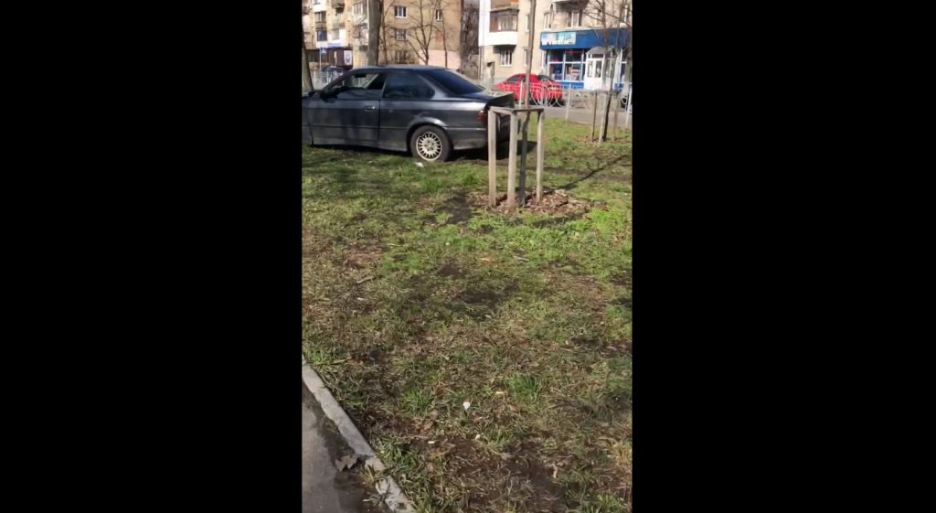 В Киеве на Дарнице водитель снес ограждение с деревом