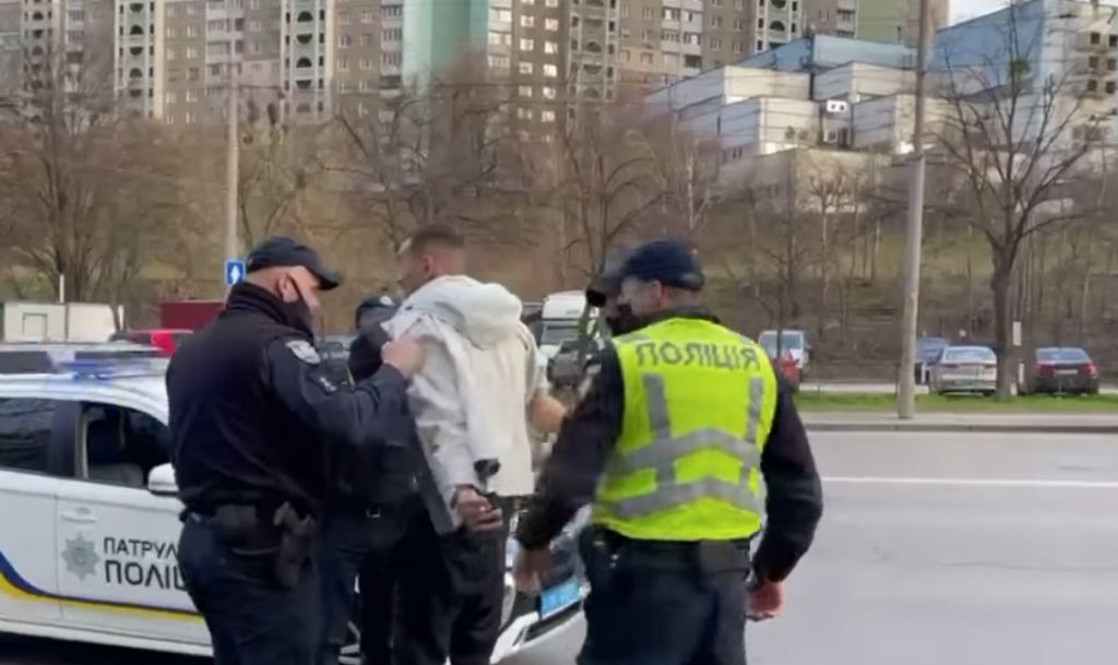 В Киеве водитель под «кайфом» убегал от полиции и бросался на авто