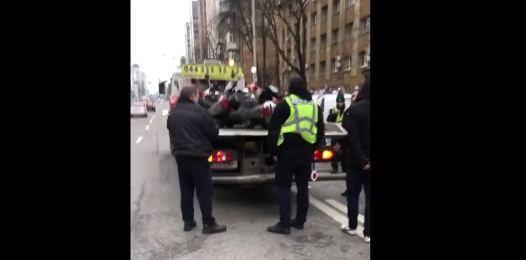 В Киеве эвакуатор «зачистил» дорогу от мопедов