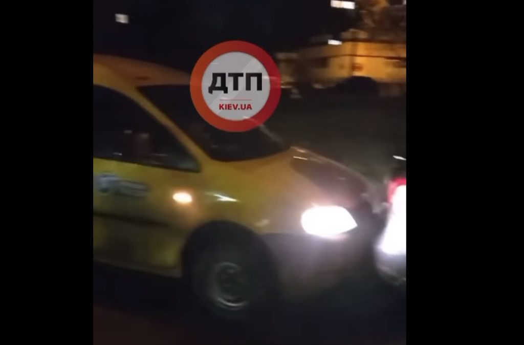 В Киеве сонный таксист зацепил припаркованное авто