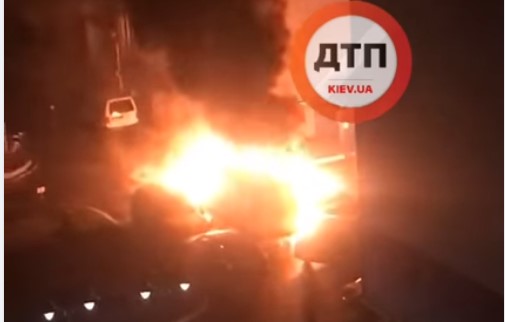 Под Киевом во дворе ЖК горели три авто